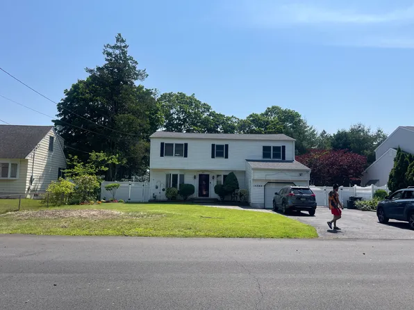 (undisclosed Address), Bay Shore, NY 11706