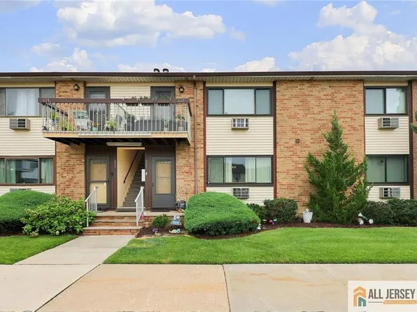 621 Cricket Ln, Woodbridge, NJ 07095