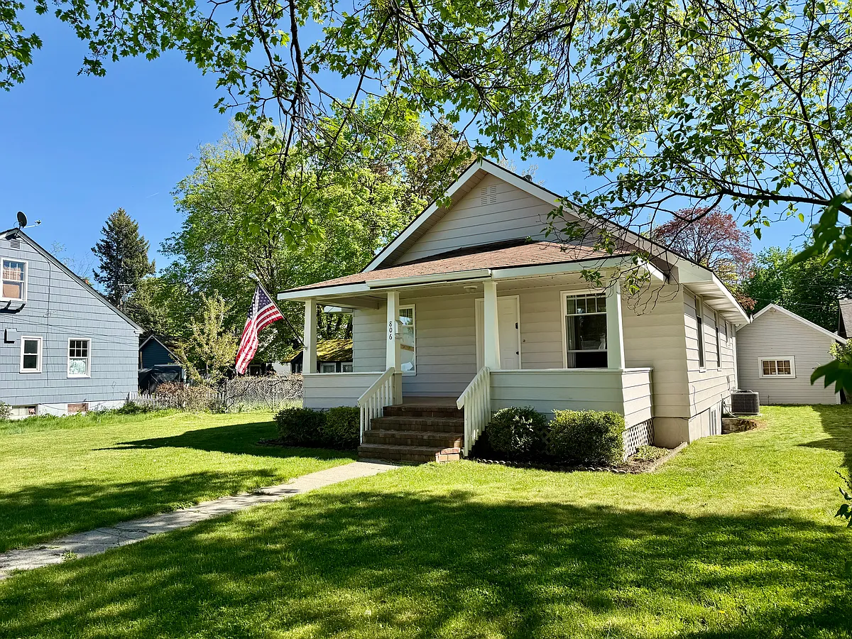 Building Photo - 806 E Boyd Ave