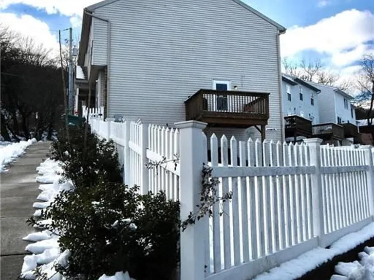 622 John St — Photo 9