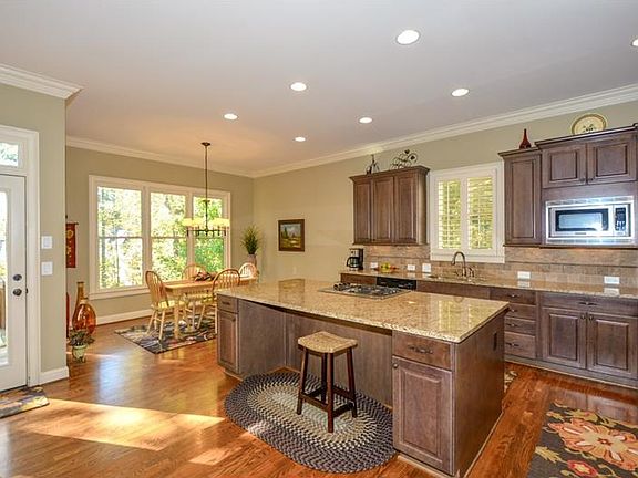5th image of 708 Park Manor Dr SE