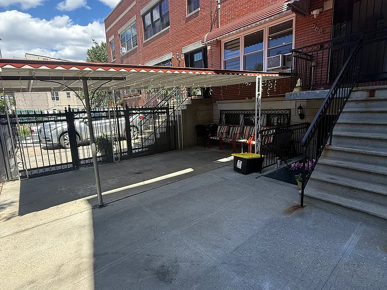 568 Hart St #1 — Photo 9