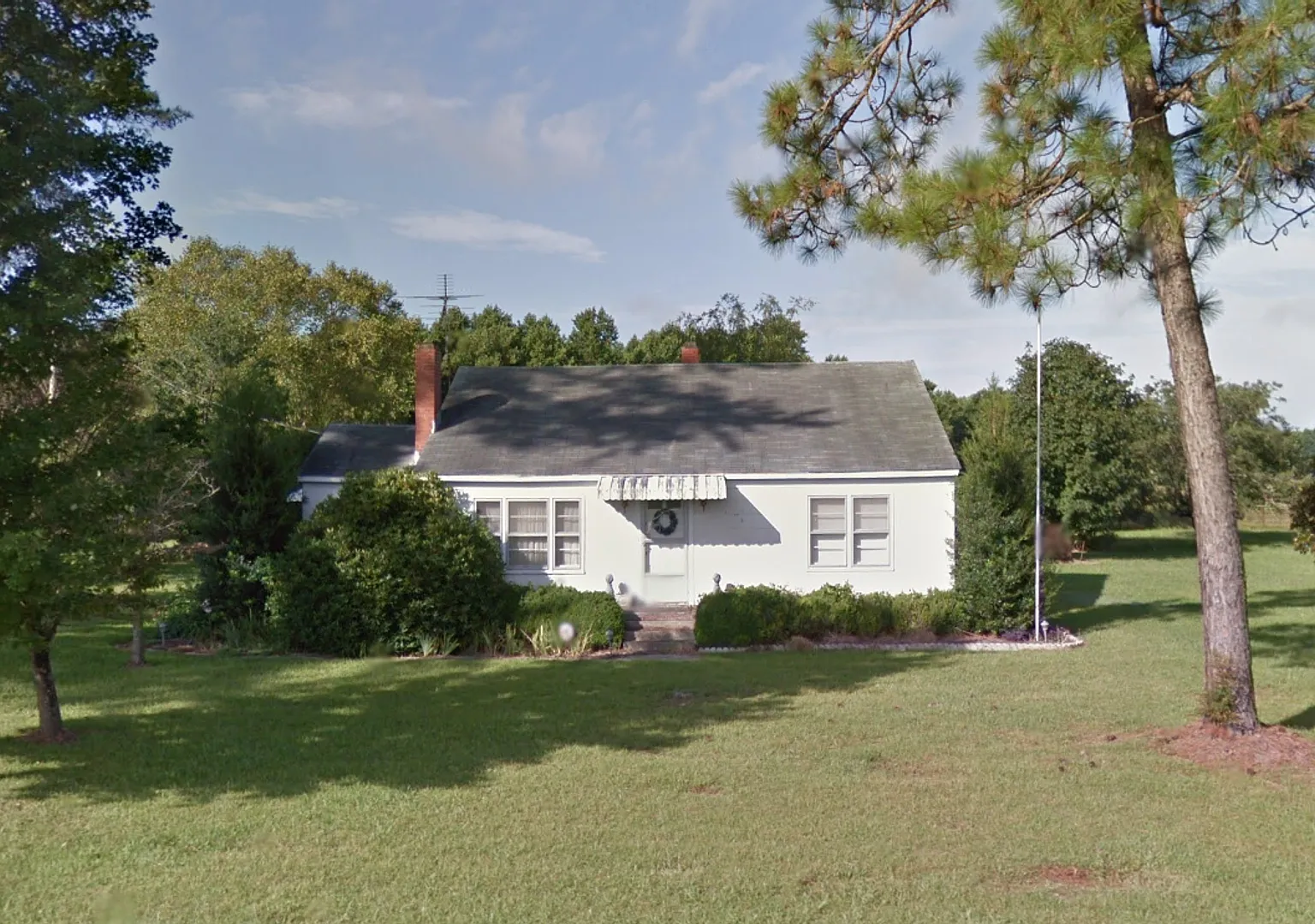 2-bedroom, 1-bath partially furnished home — Photo 1
