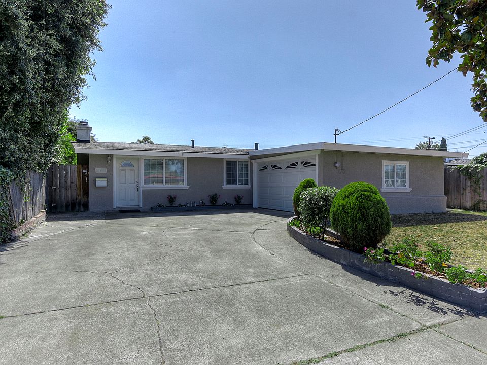 1st image of 27466 Berenda Way