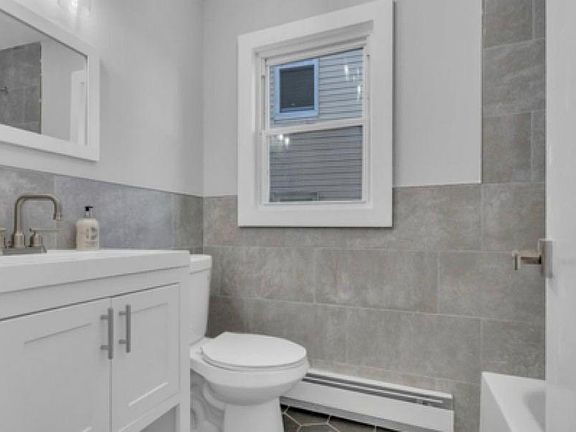 4th image of 83 Sheridan St Floor 2