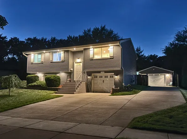 1328 Cabot Ln, Schaumburg, IL 60193