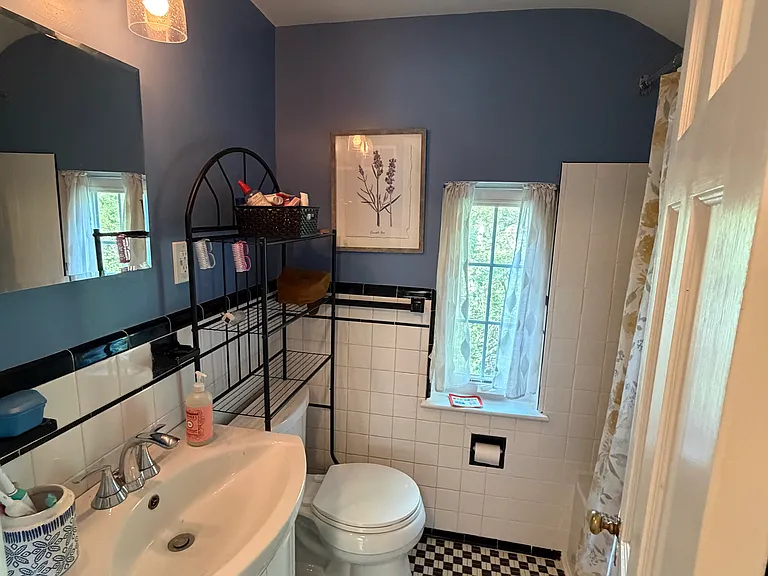 Upstairs full bath.