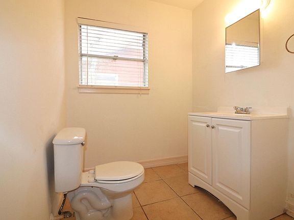 2nd image of 1006 W Lobit St