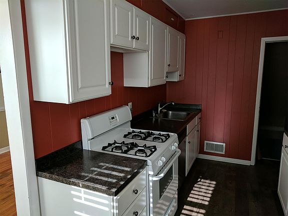3rd image of 1004 Coyne Pl
