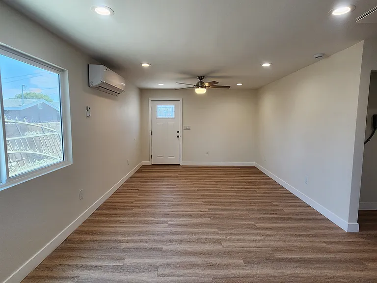 915 W 8th St #2 — Photo 6