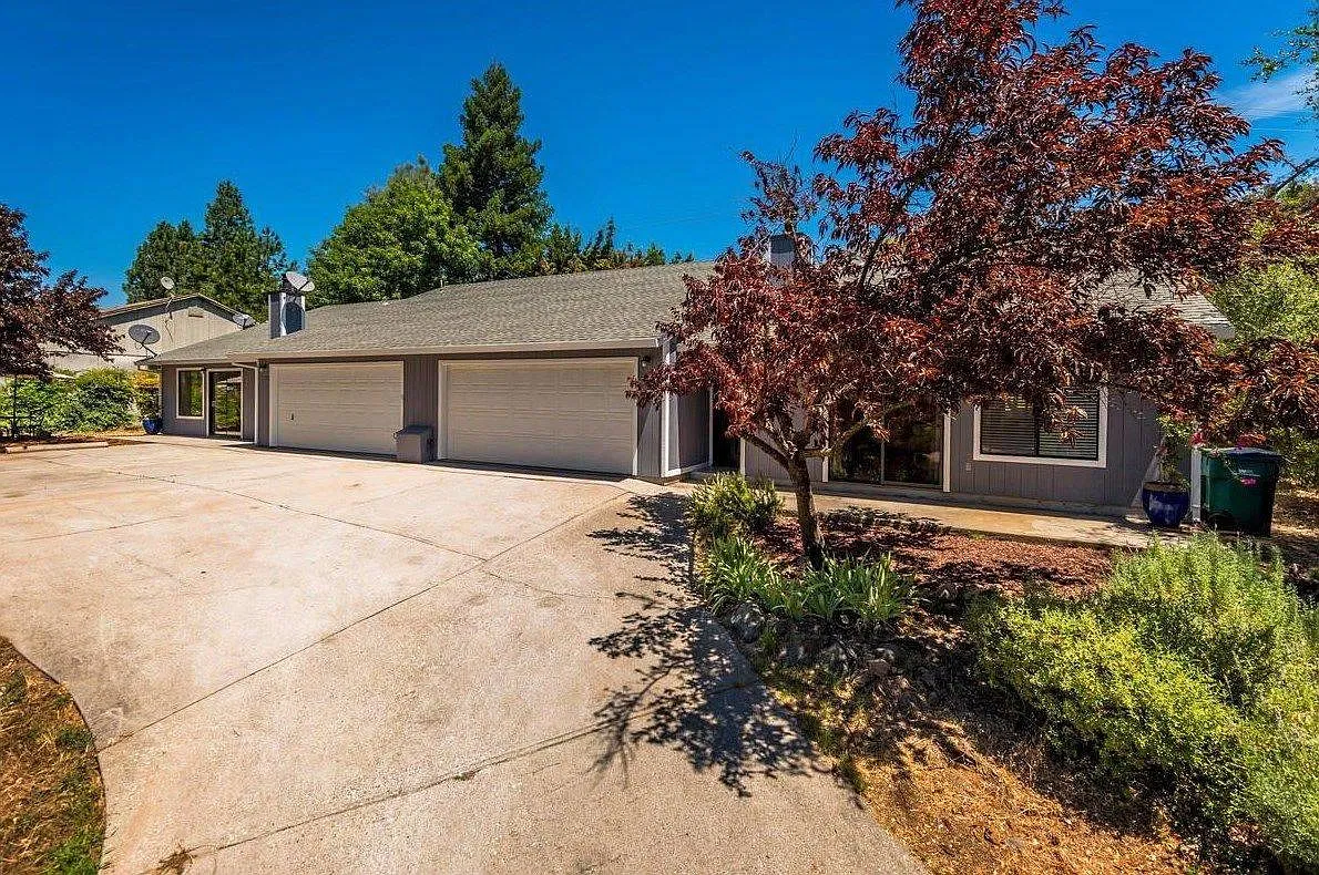 23211 Lone Pine Dr — Photo 1