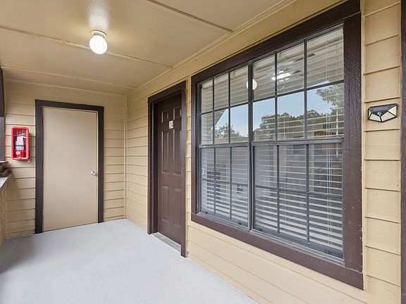 3rd image of 320 Black Oak Ct APT 204