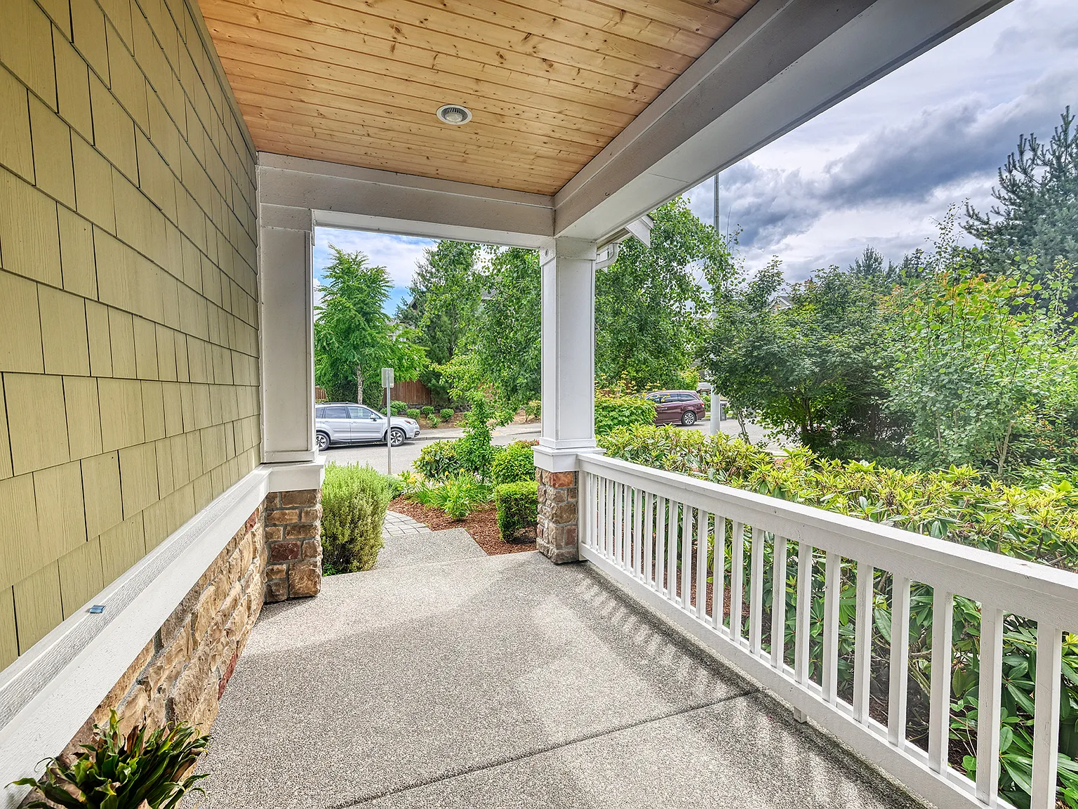 4 bed, 2395 sqft, $4,000 — Photo 3