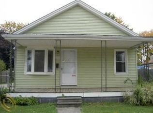 22806 Ridgeway St, Saint Clair Shores, MI 48080