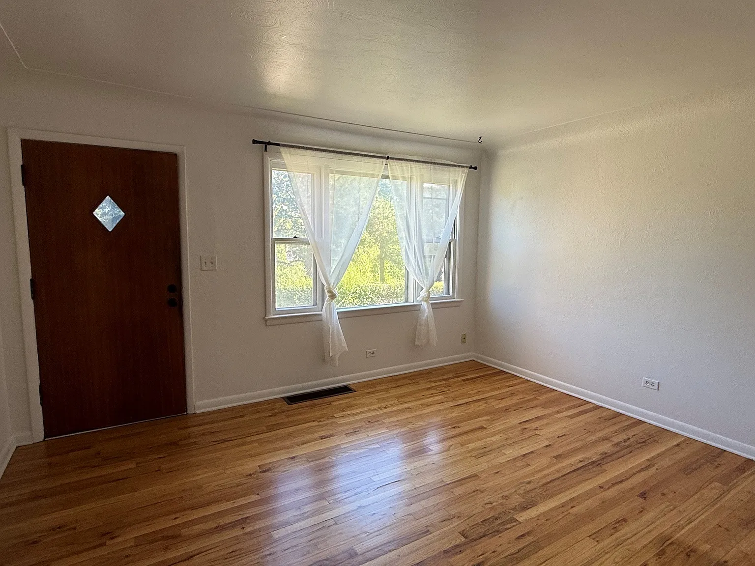 3 bed, 1350 sqft, $2,650 — Photo 2