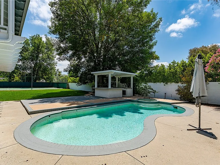 22904 Calvert St — Photo 50