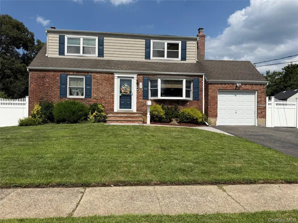 344 N Ontario Avenue, Lindenhurst, NY 11757