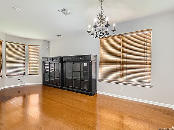 5th image of 242 MAIDSTONE CV