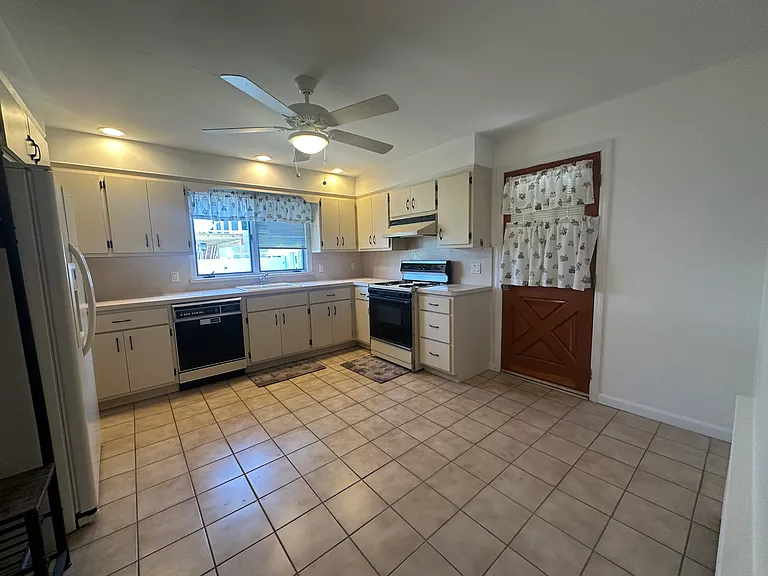 12 Smith St #1 — Photo 2