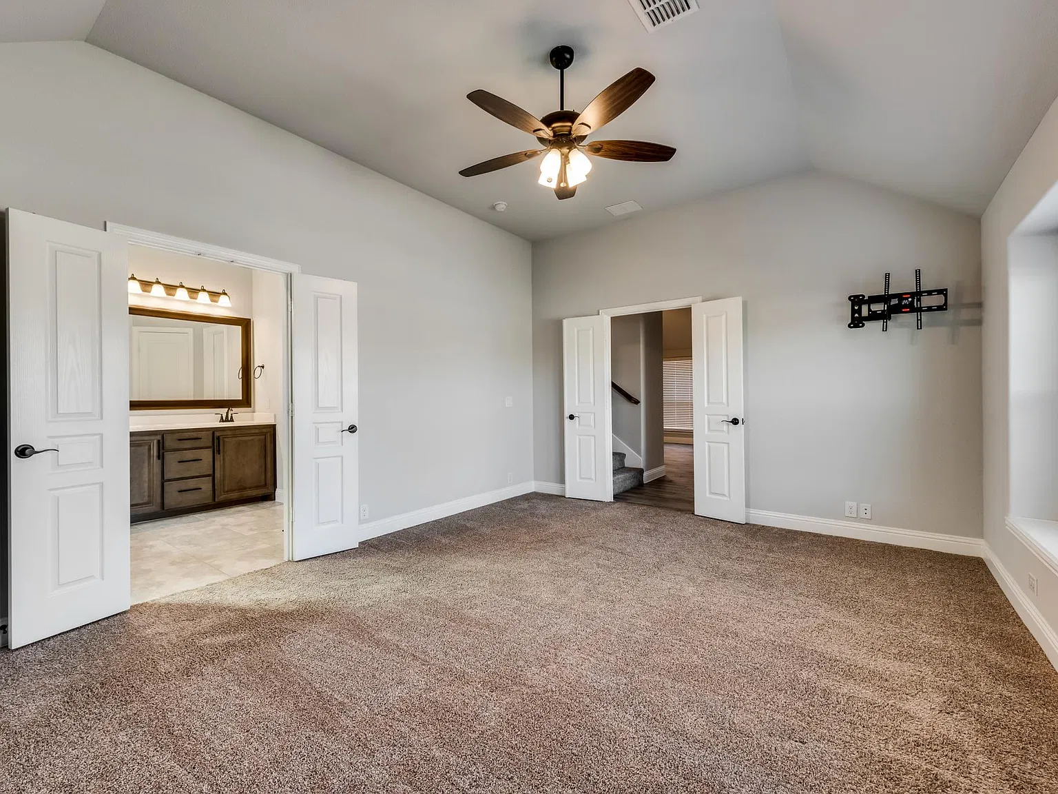 4 bed, 2334 sqft, $2,895 — Photo 4