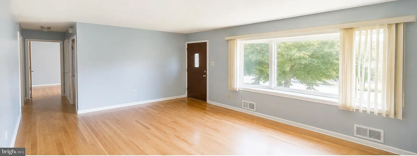 3 bed, 900 sqft, $2,550 — Photo 3