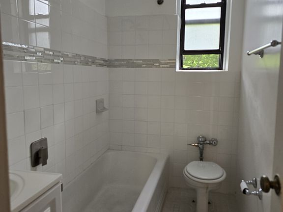 5th image of 210 Martine Ave APT 3B