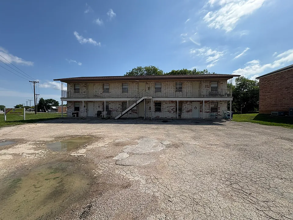 702 N 1st St #3