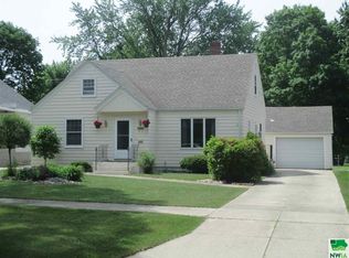 912 11th St, Sheldon, IA 51201