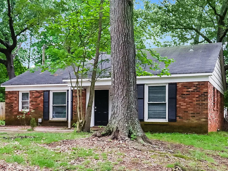 323 Huntsmoor Dr — Photo 3