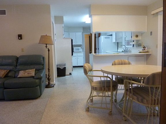 5th image of 940 N Beachview Dr