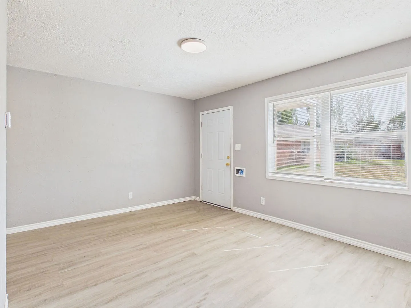 2 Bedroom 1 Bathroom in Lawrence Park — Photo 3