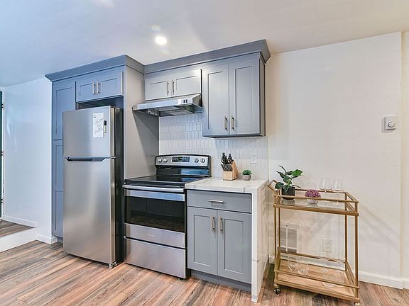 4th image of 823 Nob Hill Ave N #1