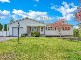 10 Manor Dr, Dallas, PA 18612