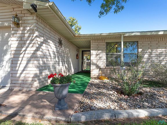 3rd image of 511 E La Paloma Ln