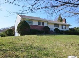 14 Woodhollow Rd, Smithtown, NY 11787