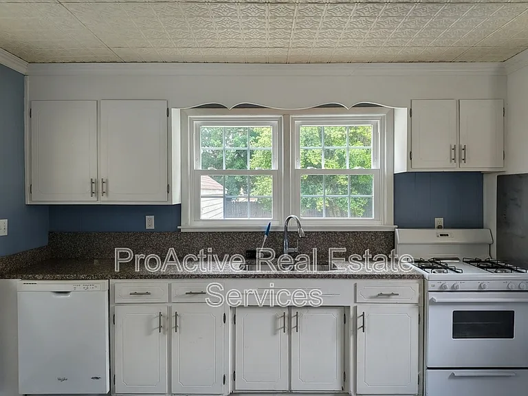 9421 Phillip Ave — Photo 2