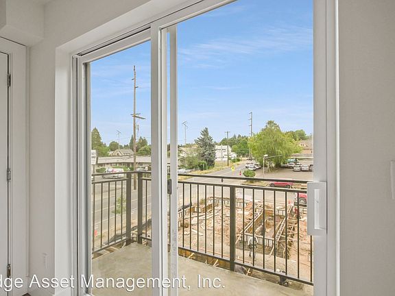 4th image of 4730 SE Belmont St #11