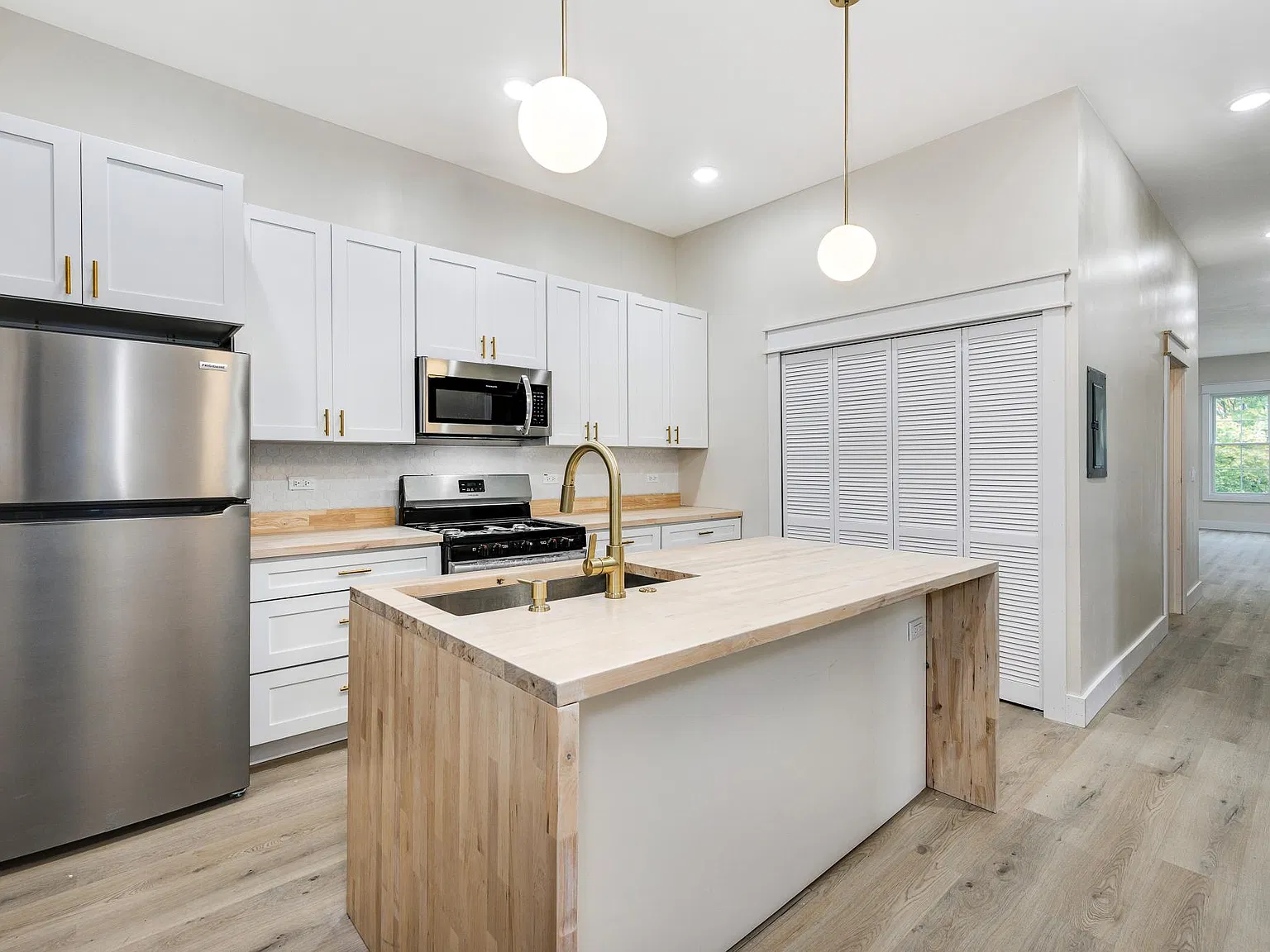 1621 W Balmoral Ave — Photo 1