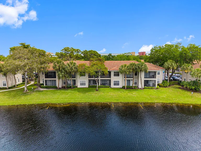 Mizner Court — Photo 29