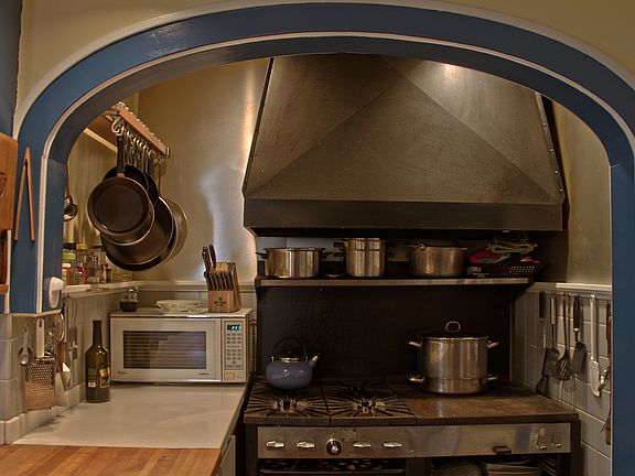 Kitchen w/ Commercial Range