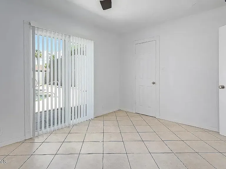 1372 W 15th St — Photo 3