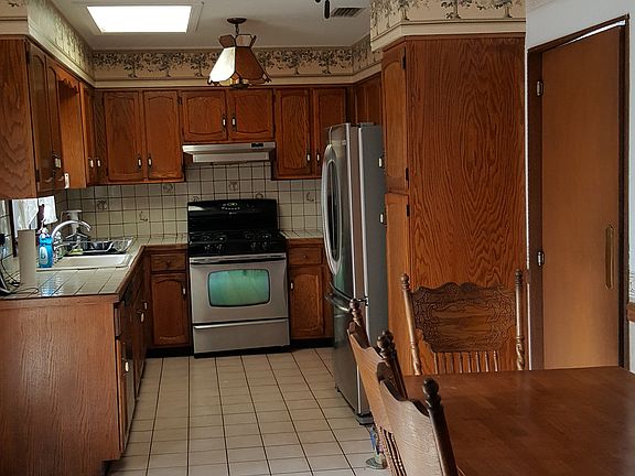 5th image of 146 Driggs St
