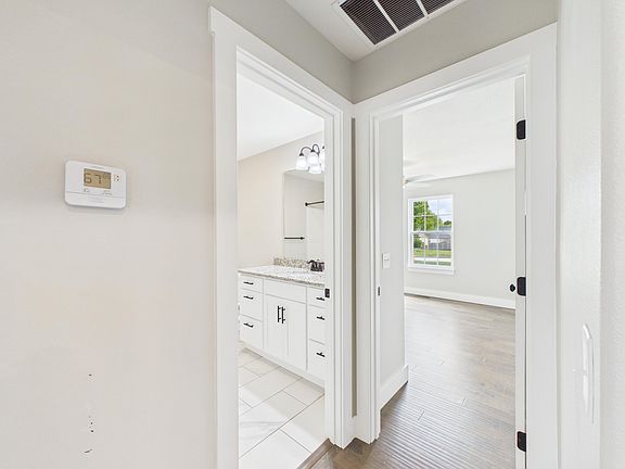 5th image of 301 S Aspen Street