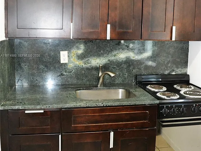 1035 SW 4th St #2 — Photo 7