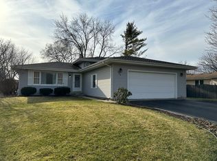 320 Stonegate Rd, New Lenox, IL 60451