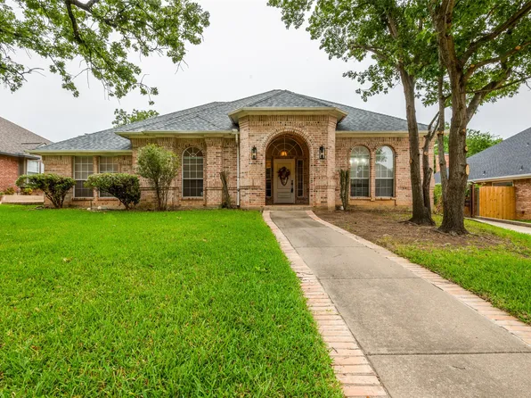 2708 Steeplechase Ct, Hurst, TX 76054