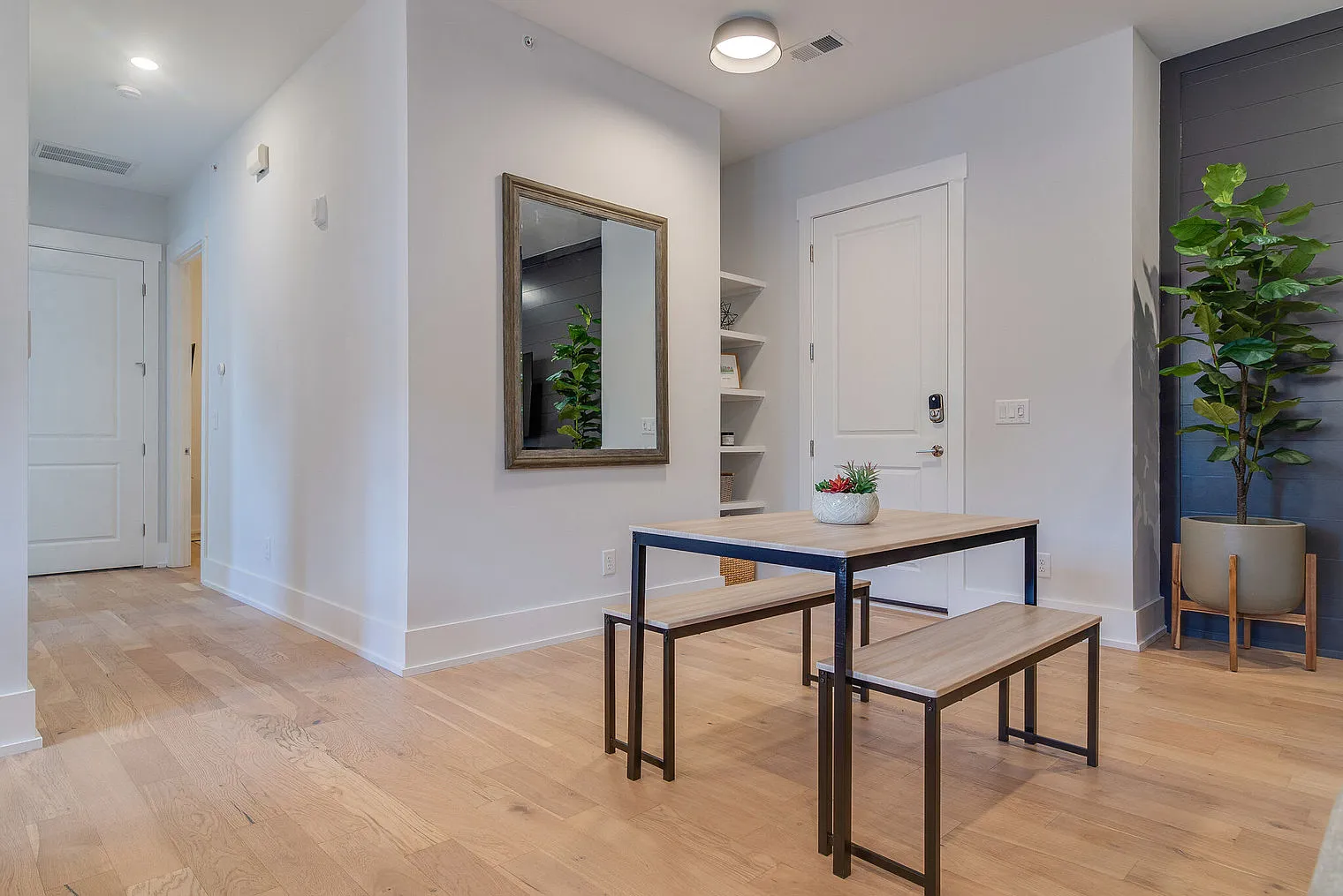 3 bed, 3.0 bath, 1560 sqft, $5,160 — Photo 3