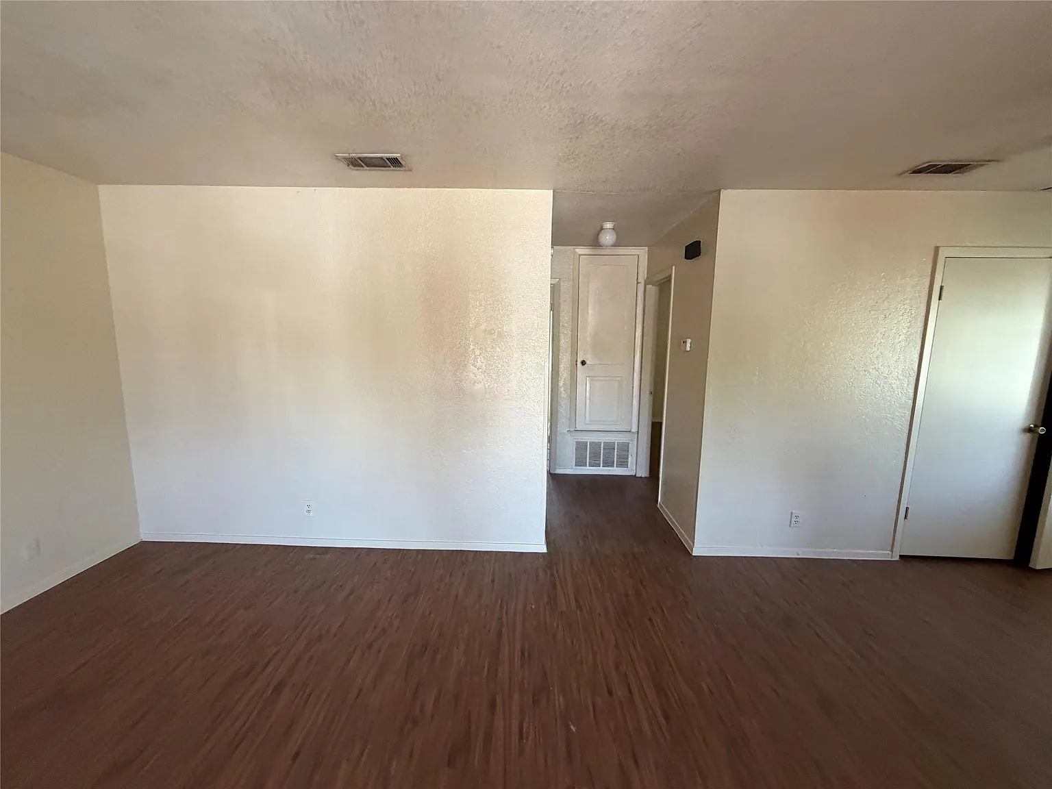2 bed, 1.0 bath, 3120 sqft, $995 — Photo 2