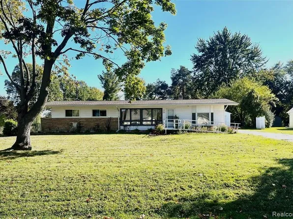 496 E Lovell Dr, Troy, MI 48085