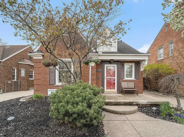 1899 Hunt Club Dr, Grosse Pointe Woods, MI 48236